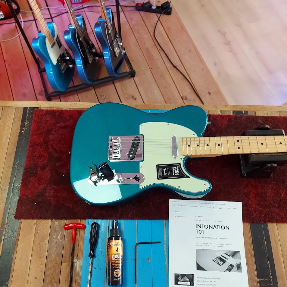 Een Fender gitaar wordt afgesteld voor hij geëtaleerd wordt